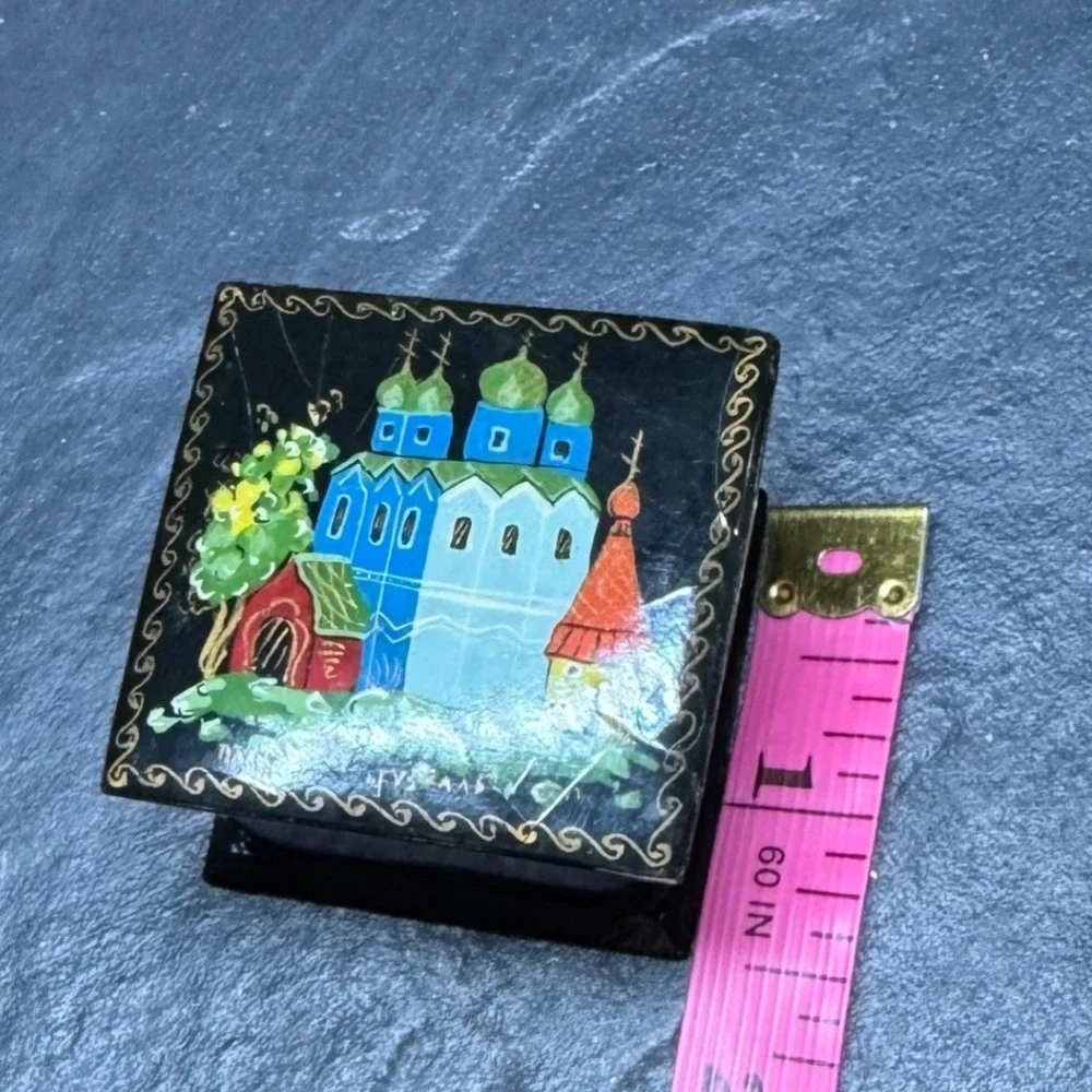 Russian Lacquer Trinket Box Hand Painted Palekh Style Village Scene Black Red‎